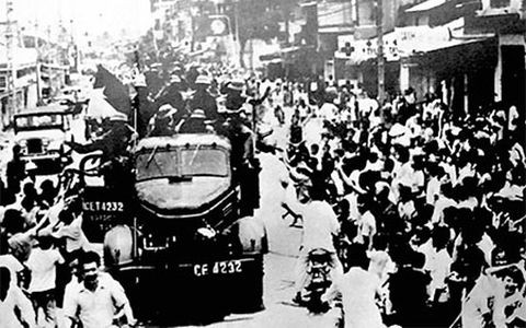 Lực lượng vũ trang và nhân dân Sài Gòn chào mừng Quân Giải phóng tiến vào thành phố. Ảnh tư liệu