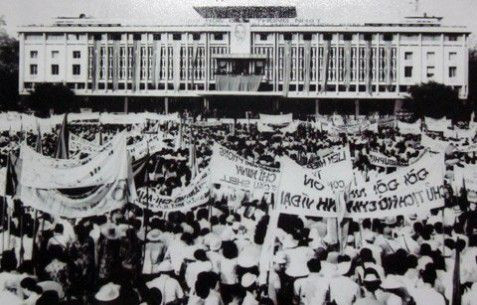 Các tầng lớp nhân dân Sài Gòn tham dự mít tinh mừng chiến thắng. Ảnh tư liệu