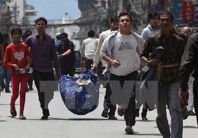 Người dân Nepal chạy ra đường sau khi lại xảy ra những dư chấn mới ở Kathmandu. Nguồn: AFP/TTXVN