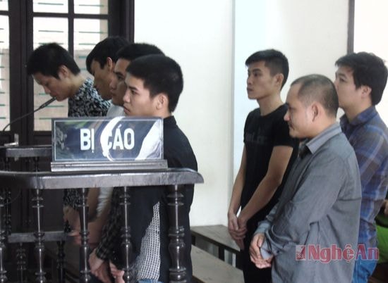 Các bị cáo trước vành móng ngựa.