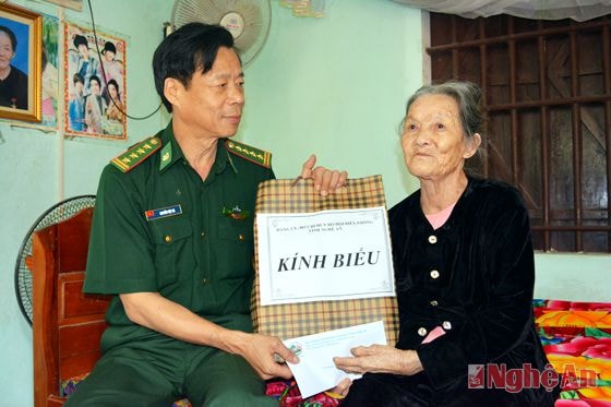 Trao quà cho mẹ VNAH Nguyễn Thị Ba
