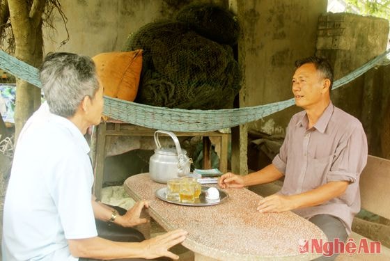 Ông Ngô Trí Bản (phải) (quê Diễn Ngọc, Diễn Châu) nhớ lại các đồng đội hy sinh  trên Tàu Không số trong trận đánh trả tàu và máy bay địch ở vùng biển Cà Mau (4/1971).