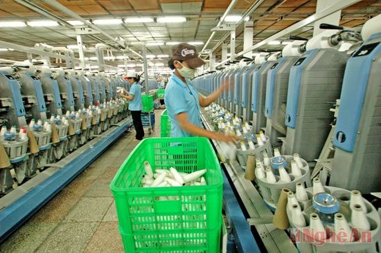 Dây chuyền sản xuất tại Công ty CP Dệt may Hoàng Thị Loan. Ảnh: An Vinh