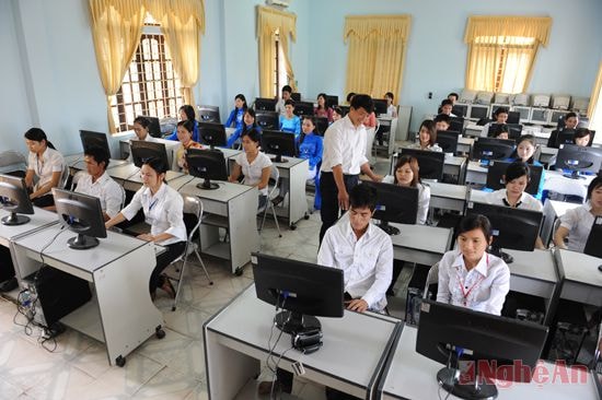 Giờ học Công nghệ thông tin tại Trường Cao đẳng Du lịch - Thương mại Nghệ An. Ảnh: sỹ minh