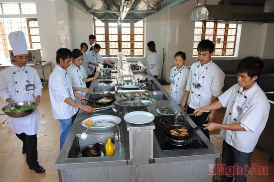 Giờ thực hành của sinh viên Trường Cao đẳng du lịch. Ảnh: SM