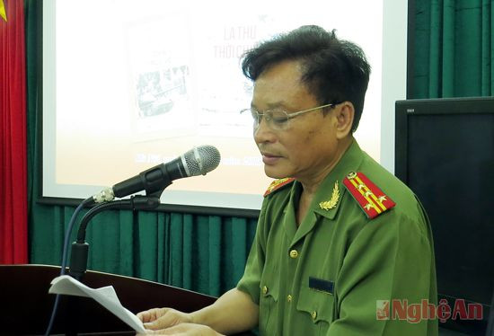 Đại tá, Nhà văn Nguyễn Hồng Thái, Giám đốc - Tổng biên tập NXBCAND phát biểu khai mạc tại buổi giới thiệu sách với các phóng viên báo chí.