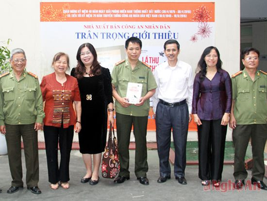 Nhà văn Đặng Vương Hưng (đứng giữa) người trực tiếp tổ chức sưu tầm, biên soạn và biên soạn cuốn sách.