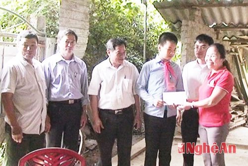 Đoàn trao quà cho em Phan Như Ý trường THCS Cao Sơn