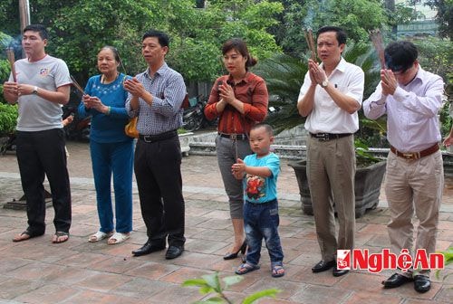 Ngày Giỗ tổ Hùng Vương đã có đông đảo người dân trong tỉnh Nghệ An đến Đền Hồng Sơn để bày tỏ lòng biết ơn sâu sắc đến các Vua Hùng.