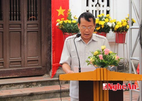 Ông Nguyễn Trung Châu, Phó Chủ tịch UBND thành phố Vinh đọc diễn văn thành kính tưởng nhớ và biết ơn công đức.