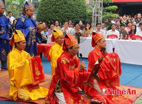 Đọc Chúc văn tưởng niệm các Vua Hùng, bày tỏ lòng tự hào về truyền thống vẻ vang 4.000 năm lịch sử dựng nước và giữ nước của dân tộc Việt Nam.