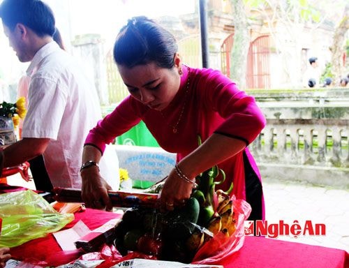 Người dân thành phố Vinh chuẩn bị hương hoa, lễ vật dâng lên các Vua Hùng thể hiện lòng biết ơn, thảo thơm của con cháu.