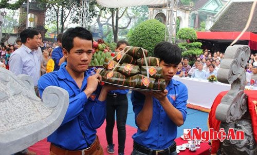 Dâng bánh chưng, bánh dày lên bàn thờ các Vua Hùng và các bậc tiền nhân đã có công dựng nước và giữ nước.