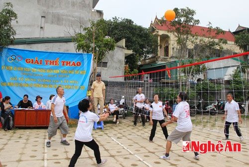 Phần hội Lễ Giổ tổ diễn với nhiều hoạt động thể thao như  thi đấu vật, kéo co và  bóng chuyền.