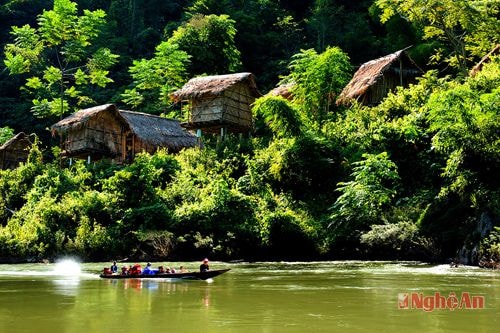 Bên dòng Nậm Mộ (Tương Dương). Ảnh: Sỹ Minh