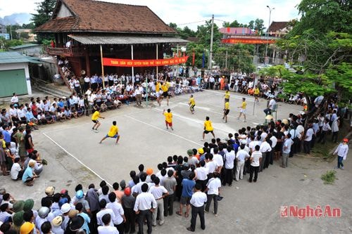 Thi đấu bóng chuyền tại Nhà văn hóa Thị trấn Anh Sơn.Ảnh: t.c