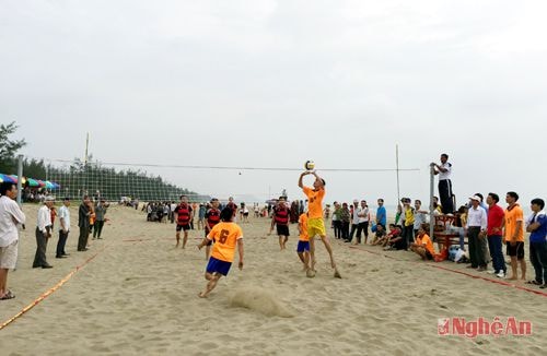 Các đội bóng chuyền nam trên cát đang thi tài