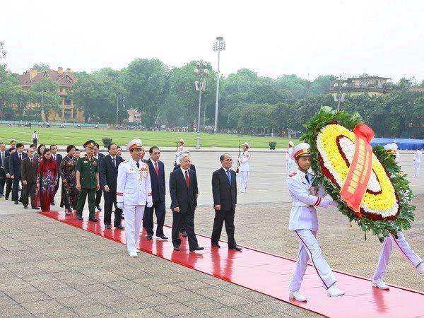 Đoàn đại biểu Lãnh đạo Đảng, Nhà nước đến đặt vòng hoa và vào Lăng viếng Chủ tịch Hồ Chí Minh.