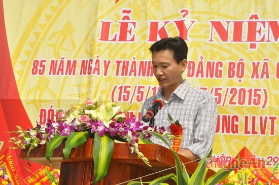 Đại diện Văn phong UBND huyện Quỳnh Lưu công bố quyết định của Chủ tịch Nước trao tặng Danh hiệu Anh hùng lLVT cho xã