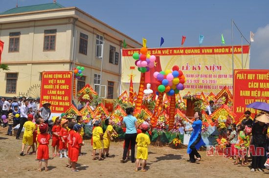 Cô và trò Trường Mầm non xã Quỳnh Thuận thả bóng bay vì cuộc sống Hòa binh