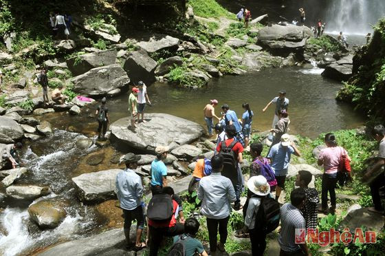 Thu hút nhiều du khách đến thác