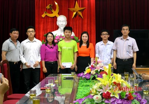 Đại diện BGH nhà trường tặng quà cho các học sinh