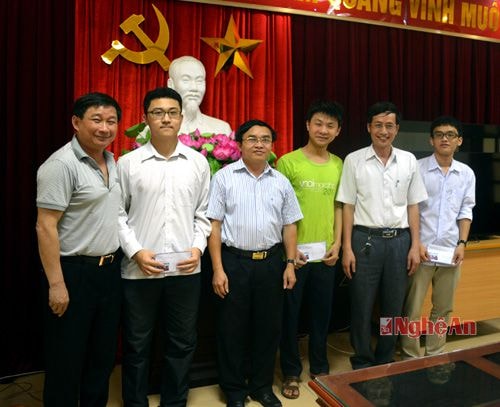 Đại diện Hội Cựu học sinh trao quà cho các em và chúc các em đạt thành tích tốt nhất tại kỳ thi sắp tới