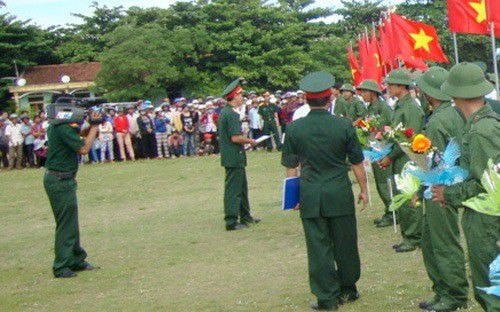 Một buổi lễ giao quân tại địa phương. 