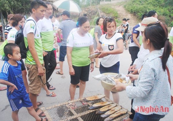 Ngoài tắm biển, du khách còn mua hải sản về làm quà