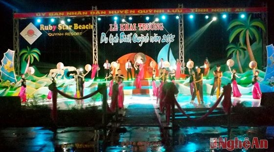 Toàn cảnh lễ khai trương du lịch biển Quỳnh năm 2015 tại xã Quỳnh Nghĩa ( Quỳnh Lưu)