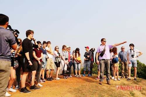Thầy giáo và học sinh lớp 12 một trường trung học ở Pari (Pháp) thăm đồi A1 - Chiến trường Điện Biên Phủ.