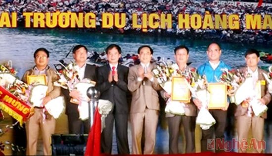 Lãnh đạo TX. Hoàng Mai tặng hoa các nhà tài trợ tại Lễ khai trương  Du lịch Hoàng Mai 2015. Ảnh: V.H