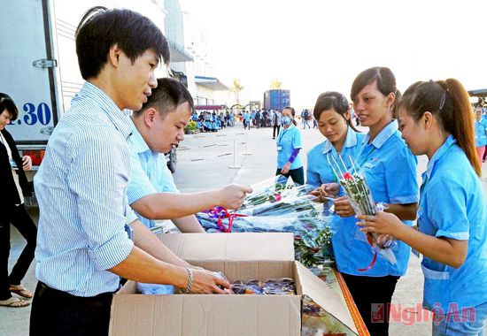 Công đoàn Công ty TNHH Haivina Kim Liên tặng quà sinh nhật cho người lao động.