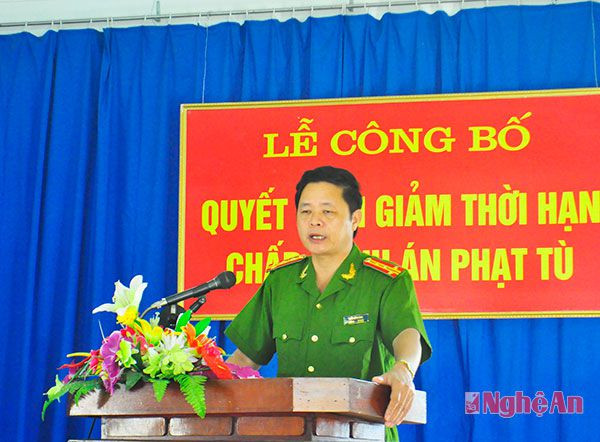 Đại tá Trần Sỹ Phàng - Giám thị Trại tạm giam Công an tỉnh căn dặn các phạm nhân