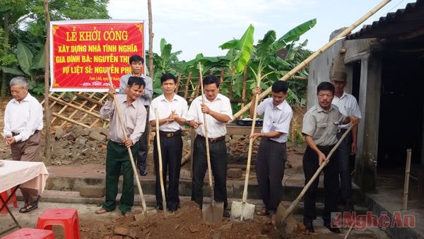 Lãnh đạo Phòng LĐ-TB&XH huyện Nam Đàn và xã Nam Lĩnh khởi công xây dựng nhà tình nghĩa