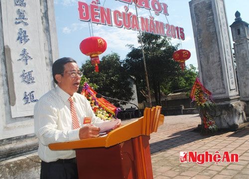 Ông Nguyễn Đình Sửu, Chủ tịch UBND xã Nghi Khánh đọc diễn văn ôn lại lịch sử truyền thống Đền Cửa và bày tỏ tấm lòng tri ân công đức của các bậc tiền nhân