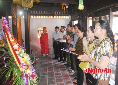 Dâng hương lên Quốc mẫu Âu Cơ và các danh tướng