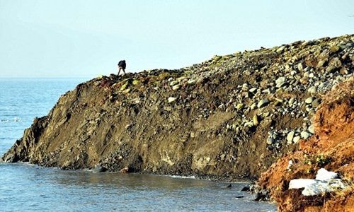  Người đàn ông đứng trên dải đất mới nhô lên trong đêm tại bờ biển gần thị trấn Rausu, đảo Hokkaido, Nhật Bản. Ảnh: Asahi Shimbun