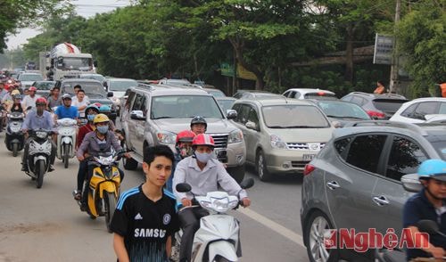 Từ đầu giờ chiều 30/4, mọi con đường đổ về thị xã Cửa Lò đều chật kín người và xe.