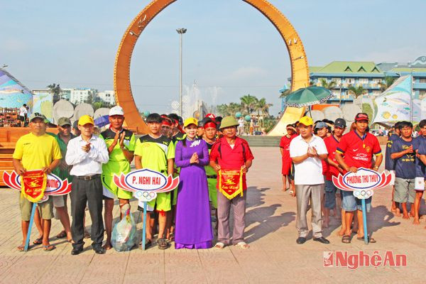 Đồng chí Nguyễn Nam Đình và lãnh đạo thị xã tặng cờ cho các đội tham dự.