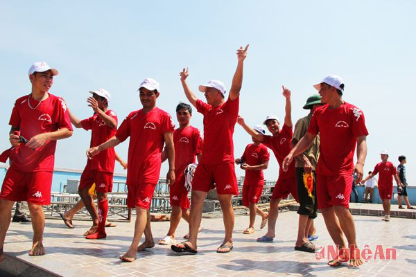 Đội đua phường Nghi Thủy phấn khích khi đoạt giải Nhì.