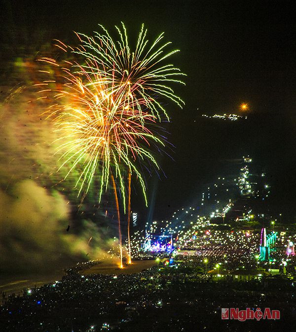 Màn pháo hoa trong đêm hội khai trương mùa du lịch biển