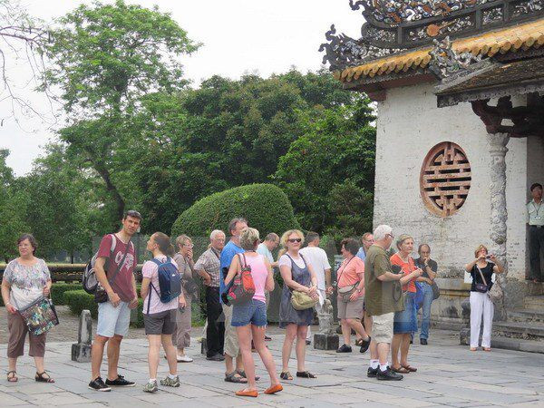 Khách du lịch nước ngoài đến tham quan Đại Nội, trong quần thể di tích  Cố đô Huế
