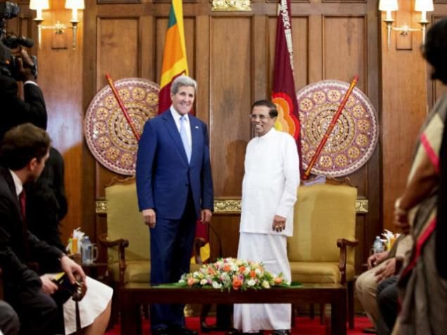 Ngoại trưởng Mỹ John Kerry (trái) và Tổng thống Sri Lanka Maithripala Sirisena. Nguồn: Reuters