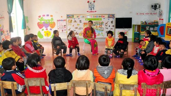 Giờ học hát dân ca của cô và trò Trường Mầm non Kim Liên (Nam Đàn).