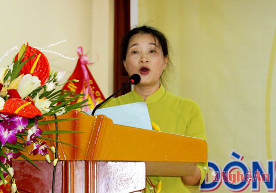Bà Nguyễn Thị Tú Anh - Giám đốc Thư viện tỉnh Nghệ An tuyên bố lý do tổ chức hội thảo