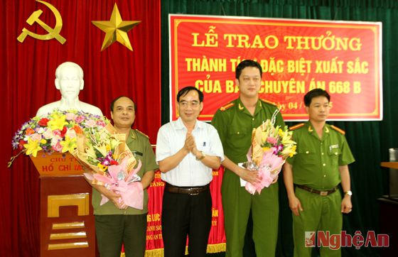 Đồng chí Hoàng Viết Đường, Phó Chủ tịch UBND tỉnh trao thưởng cho Ban chuyên án 668B