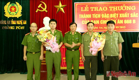 Đại tá Lữ Văn Tường, Phó Giám đốc Công an tỉnh trao thưởng cho Ban chuyên án 668B