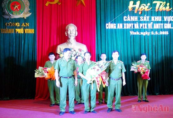 Lãnh đạo Công an tỉnh và lãnh đạo Công an thành phố Vinh trao giải nhất cho cuộc thi.