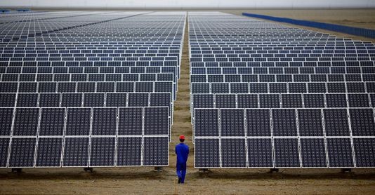 Hệ thống pin năng lượng mặt trời ở Cam Túc, Trung Quốc.   Ảnh: Reuters